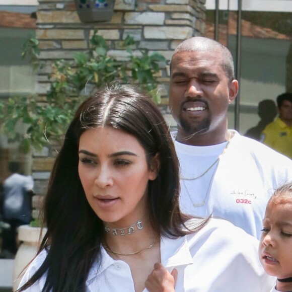 Kim Kardashian avec son mari Kanye West et leur fille North West - La famille Kardashian sort du cinema après vu le film "Finding Dory" à Calabasas le 25 juin 2016.