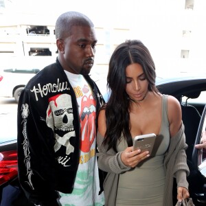 Kim Kardashian et Kanye West arrivent à l'aéroport de Los Angeles (LAX), le 12 juin 2016.