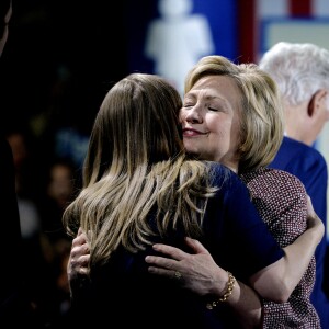 Hillary Clinton fête sa victoire, en compagnie de son mari Bill Clinton et de sa fille Chelsea, aux primaires démocrates des élections présidentielles américaines dans l'état de New York. Le 19 avril 2016