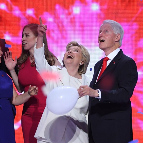Chelsea, Hillary et Bill Clinton - Convention démocrate à Philadelphie, le 28 jullet 2016.
