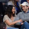 Mila Kunis et son fiancé Ashton Kutcher très amoureux et très complices au match de basket des Lakers à Oklahoma City, le 19 décembre 2014