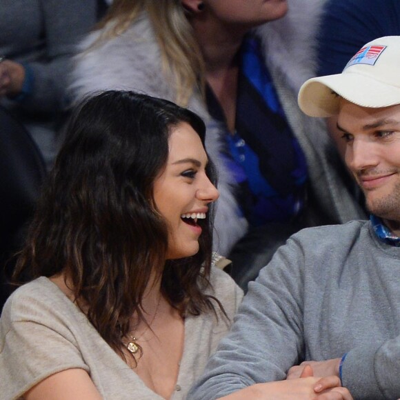 Mila Kunis et son fiancé Ashton Kutcher très amoureux et très complices au match de basket des Lakers à Oklahoma City, le 19 décembre 2014