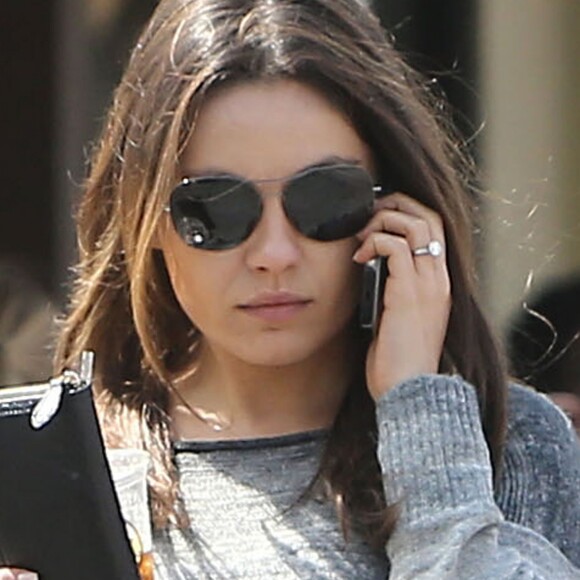 Exclusif - Ashton Kutcher et sa fiancée Mila Kunis sont allés déjeuner au restaurant "Sweet Butter" à Studio City. L'actrice, qui porte sa bague de fiançaille, semble aussi porter un petit ventre rond. Serait-elle enceinte ? Le 22 mars 2014  For Germany Call for price - Exclusive... 51362851 Engaged couple Ashton Kutcher and Mila Kunis out for lunch at Sweet Butter in Studio City, California on March 22, 2014. Mila was rocking her huge engagement ring and possibly a baby bump.22/03/2014 - Studio City