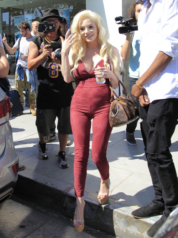 Courtney Stodden, enceinte, et Plastic Martyr font du shopping à Beverly Hills le 7 juillet 2016.