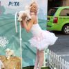 Courtney Stodden, habillée très sexy, défend la cause animale à travers l'association PETA, en plein coeur de Hollywood. Le 24 novembre 2015