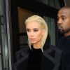 Kim Kardashian se rend au défilé Balmain accompagnée de Kanye West, le 5 mars 2015 à Paris