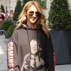 Céline Dion quitte son hôtel le Royal Monceau et et se rend à l'AccorHotels Arena pour y donner un concert à Paris le 8 juillet 2016.