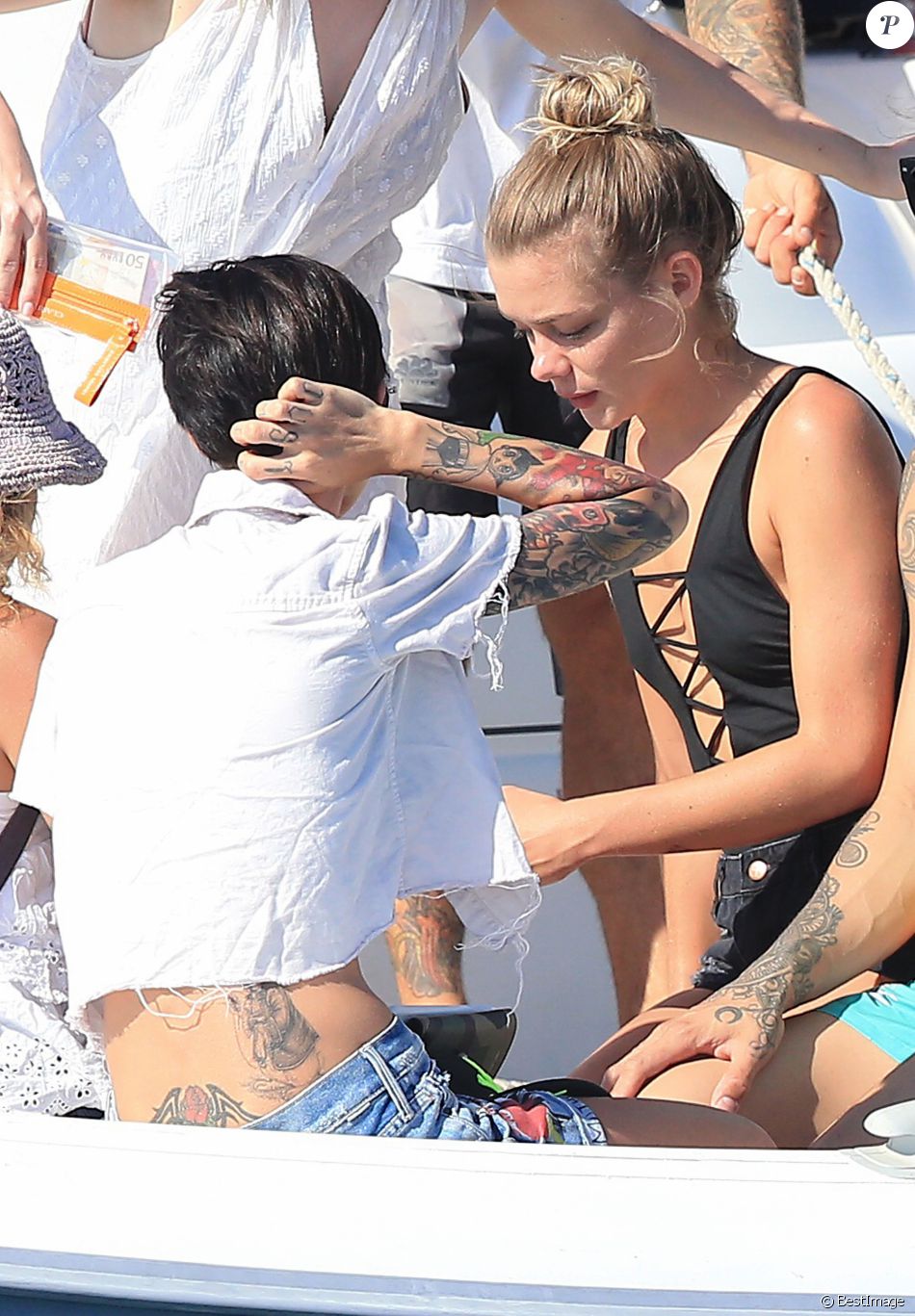 Le Mannequin Ruby Rose Et Sa Compagne Harley Gusman En Vacances Ibiza Avec Des Amis Le Er