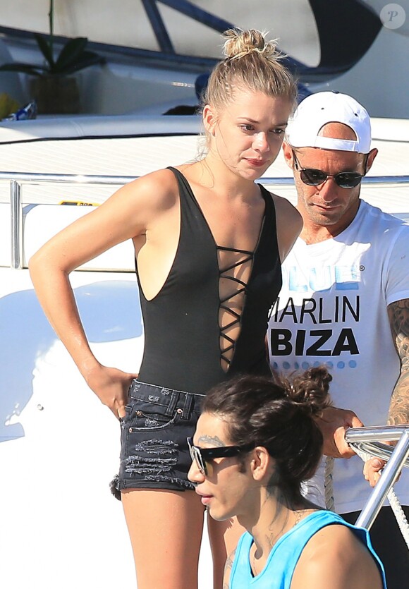 Le mannequin Ruby Rose et sa compagne Harley Gusman en vacances à Ibiza avec des amis le 1er août 2016.