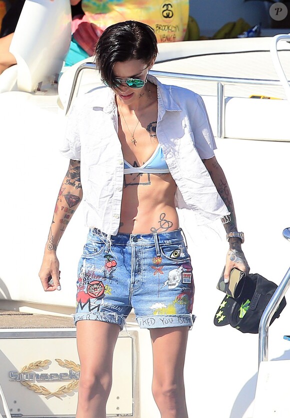 Le mannequin Ruby Rose en vacances à Ibiza avec des amis le 1er août 2016.
