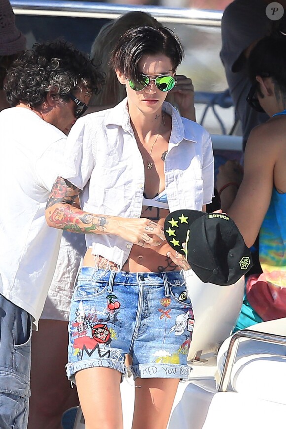 Le mannequin Ruby Rose en vacances à Ibiza avec des amis le 1er août 2016.