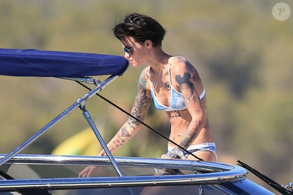 Le mannequin Ruby Rose en vacances à Ibiza avec des amis le 1er août 2016.