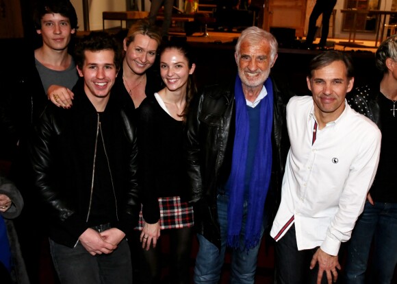 Exclusif - Jean-Paul Belmondo entouré de sa famille, Victor (son petit-fils) et sa mère Luana, Annabelle (sa petite-fille) et son petit-ami (qui est au fond a gauche), et Paul (son fils), à Paris, le 8 janvier 2014.