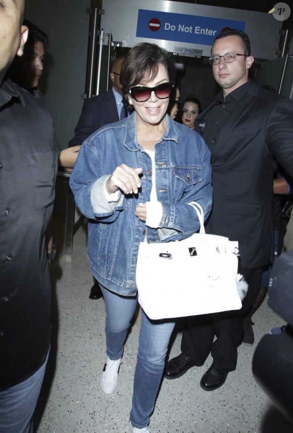 Kris Jenner arrive à l'aéroport de Los Angeles, le 18 mai 2016.