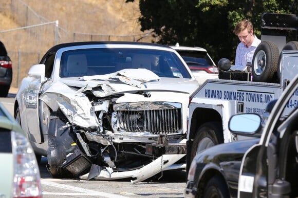 Kris Jenner a été victime d'un accident de la route à Calabasas, à Los Angeles. La mère du clan Kardashian conduisait sa Rolls Royce lorsqu'une Prius lui a coupé la route, grillant un feu rouge pour tenter d'accéder à l'autoroute, et l'a heurtée de plein fouet. La collision a été suffisamment violente pour que la mère de Kim Kardashian se blesse au poignet et que le devant de son véhicule soit sévèrement amoché. Le 3 août 2016
