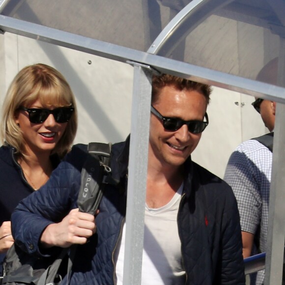 Taylor Swift et son compagnon Tom Hiddleston arrivent à l'aéroport de Sydney, Australie, le 8 juillet 2016.