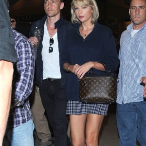 Taylor Swift et son compagnon Tom Hiddleston arrive à l'aéroport de LAX à Los Angeles, le 6 juillet 2016