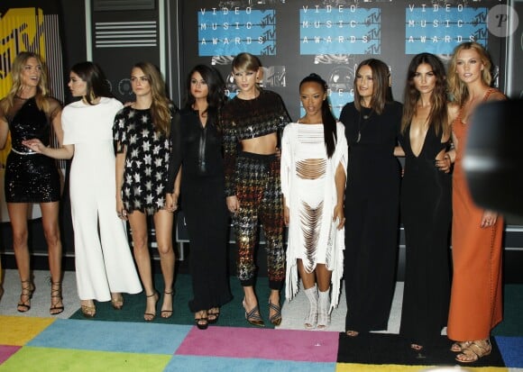 Hailee Steinfeld, Cara Delevingne, Selena Gomez, Taylor Swift, Serayah, Lily Aldridge à la Soirée des MTV Video Music Awards à Los Angeles le 30 aout 2015.
