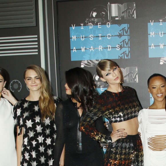 Hailee Steinfeld, Cara Delevingne, Selena Gomez, Taylor Swift, Serayah, Lily Aldridge à la Soirée des MTV Video Music Awards à Los Angeles le 30 aout 2015