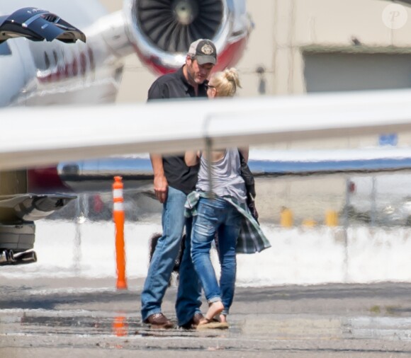 Gwen Stefani et son compagnon Blake Shelton s'embrassent sur le tarmac d'un aéroport à Los Angeles le 21 juin 2016.