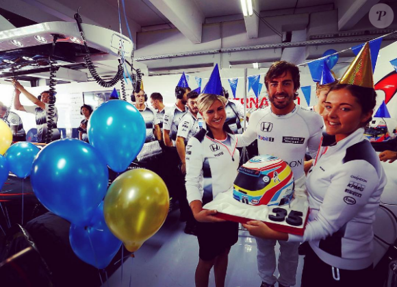 Fernando Alonso fêtant son 35e anniversaire (29 juillet 2016) lors du Grand Prix d'Allemagne. Photo Instagram.