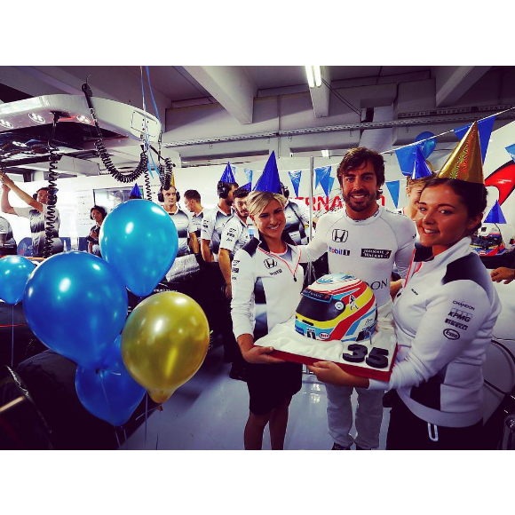 Fernando Alonso fêtant son 35e anniversaire (29 juillet 2016) lors du Grand Prix d'Allemagne. Photo Instagram.