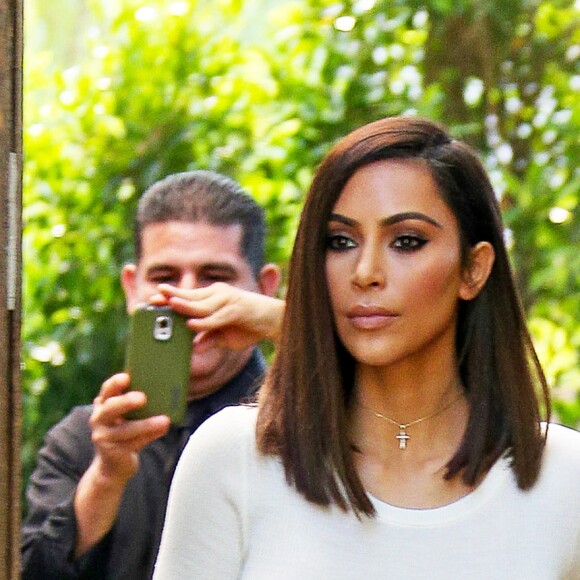 Kim Kardashian quitte The Villa Restaurant à Woodland Hills le 5 août 2016 après un tournage de son émission Keeping up with the Kardashians (L'incroyable famille Kardashian).
