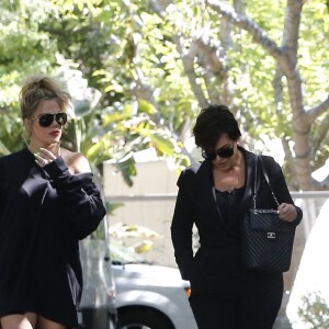 Kourtney Kardashian, Kris Jenner, Kim Kardashian et Kourtney Kardashian à Woodland Hills le 5 août 2016 pour un tournage de leur émission Keeping up with the Kardashians (L'incroyable famille Kardashian).