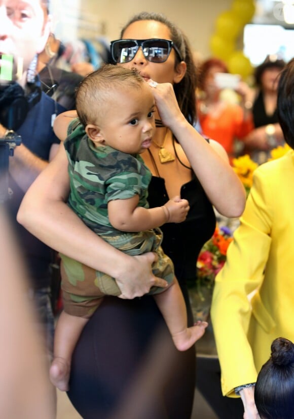 Kim Kardashian avec son fils Saint West le 26 juillet 2016 à La Jolla en Californie