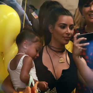 Kim Kardashian avec sa fille North West le 26 juillet 2016 à La Jolla