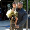North West en tutu dans les bras de son père Kanye West le 11 novembre 2015.