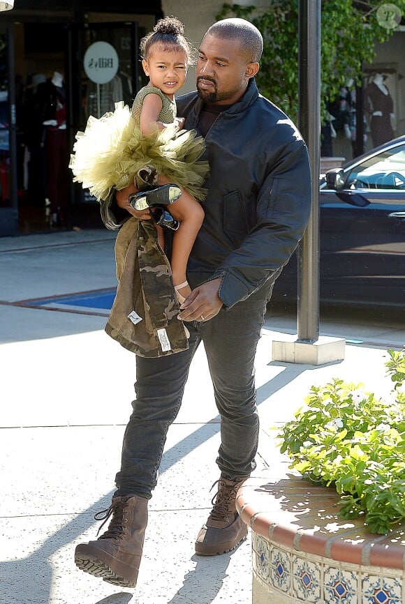 North West en tutu dans les bras de son père Kanye West le 11 novembre 2015.