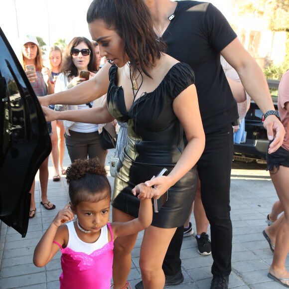 Kim Kardashian et sa fille North West le 26 juillet 2016 à La Jolla, en Californie.