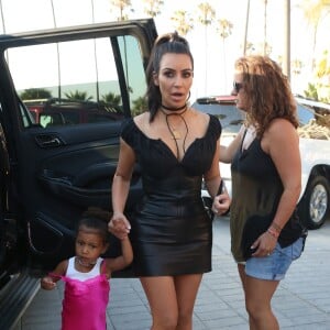 Kim Kardashian et sa fille North West le 26 juillet 2016 à La Jolla, en Californie.