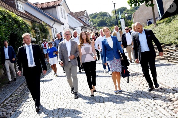La princesse Sofia de Suède assistait le 4 août 2016 à des séminaires dans le cadre de l'Industry Day à Bastad, en sa qualité de présidente d'honneur de l'association Project Playground. Son mari le prince Carl Philip l'avait accompagnée dans cette ville où il se sont connus et promenait pendant ce temps-là leur fille Alexander, âgé de 3 mois.