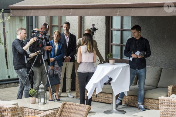 La princesse Sofia de Suède assistait le 4 août 2016 à des séminaires dans le cadre de l'Industry Day à Bastad, en sa qualité de présidente d'honneur de l'association Project Playground. Son mari le prince Carl Philip l'avait accompagnée dans cette ville où il se sont connus et promenait pendant ce temps-là leur fille Alexander, âgé de 3 mois.