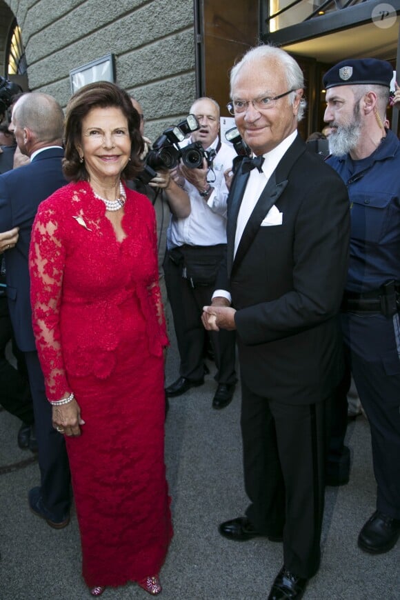 La reine Silvia et le roi Carl XVI Gustaf de Suède à la première de "Manon Lescaut" lors du Festival de Salzbourg le 4 août 2016
