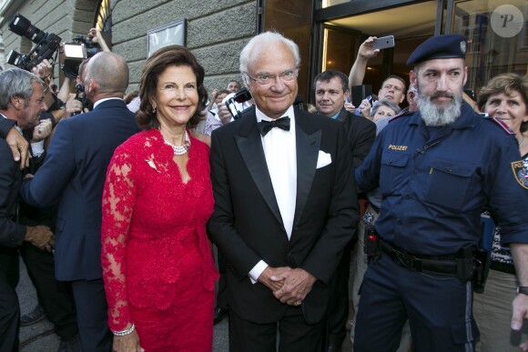 La reine Silvia et le roi Carl XVI Gustaf de Suède à la première de "Manon Lescaut" lors du Festival de Salzbourg le 4 août 2016