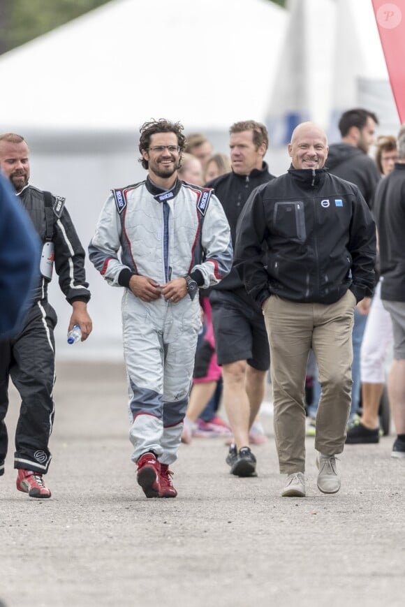 Le prince Carl Philip de Suède participe à une compétition de karting, la Racing Cup, au Lidköping Motor Stadium. Suède, le 6 août 2016.