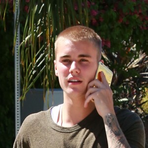 Justin Bieber au téléphone dans les rues de West Hollywood, le 26 juillet 2016.