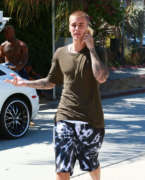 Justin Bieber au téléphone dans les rues de West Hollywood, le 26 juillet 2016.