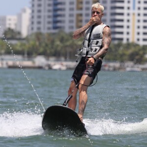 Justin Bieber fait du wavejet à Miami, le 5 juillet 2016