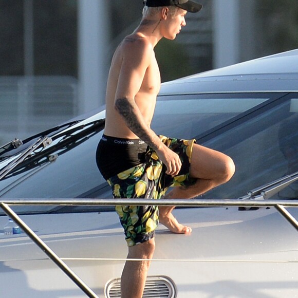 Exclusif - Justin Bieber passe la journée sur son yacht avec son petit frère Jaxon et Alexandra Rodriguez à Miami. Le 5 juillet 2016