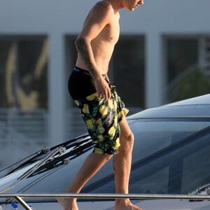 Exclusif - Justin Bieber passe la journée sur son yacht avec son petit frère Jaxon et Alexandra Rodriguez à Miami. Le 5 juillet 2016