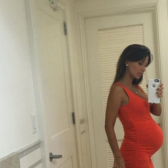 Hilaria Baldwin pose enceinte de son troisième enfant.