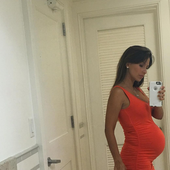 Hilaria Baldwin pose enceinte de son troisième enfant.