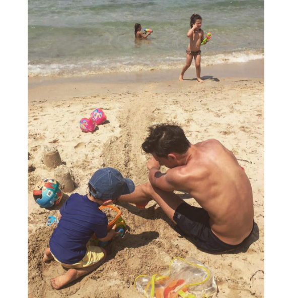 Noé Elmaleh avec son petit frère Raphaël sur la plage (photo postée le 4 août 2016)
