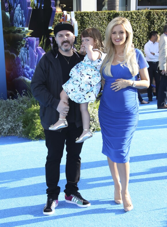 Holly Madison (enceinte), son mari et leur fille Rainbow Aurora Rotella lors de la première mondiale de Disney-Pixar "Finding Dory" à Hollywood, le 8 juin 2016.