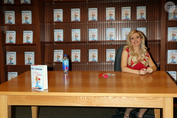 Holly Madison enceinte présente son nouveau livre "The Vegas Diaries" à Barnes & Noble à Las Vegas, le 20 mai 2016.