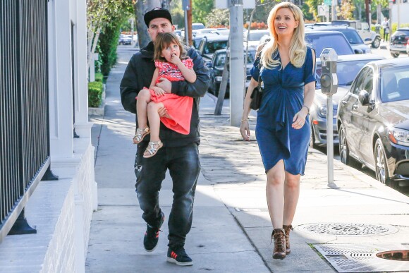 Exclusif - Holly Madison enceinte se promène en famille avec son mari Pasquale Rotella et leur fille Rainbow Aurora Rotella à West Hollywood, le 24 mars 2016.